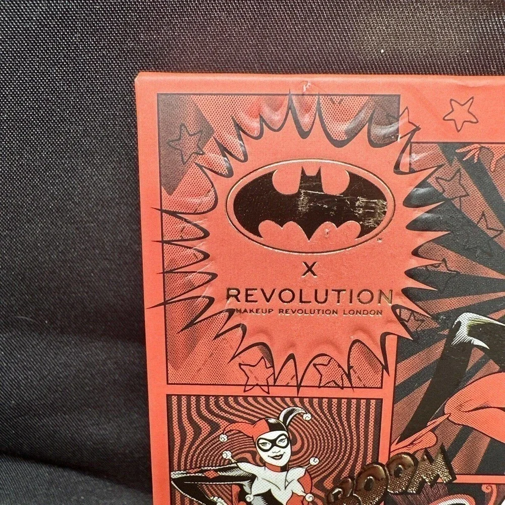 BATMAN & Makeup Revolution Harley Quinn Pressed Eye Shadow Palette Halloween